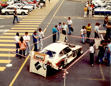 Eingezäunt der Renncapri von Suhe Motorsport Uli Stoll
The racing Capri of Suhe Motorsport Uli Stoll is fenced in
Clôture de la capri de course de Suhe Motorsport Uli Stoll Eingezäunt der Renncapri von Suhe Motorsport Uli Stoll
The racing Capri of Suhe Motorsport Uli Stoll is fenced in
Clôture de la capri de course de Suhe Motorsport Uli Stoll